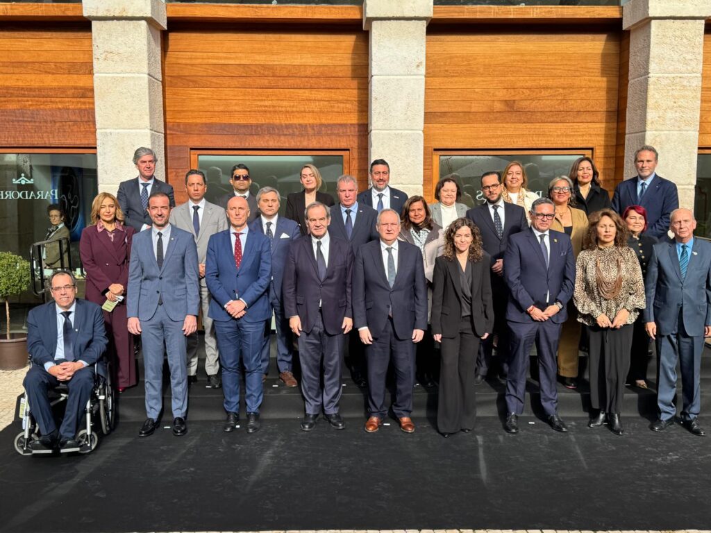 Grupo de ministros de turismo en la conferencia iberoamericana en Alcalá de Henares