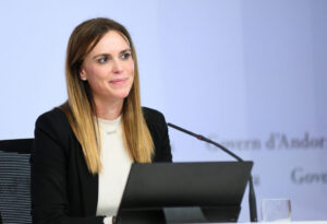 Mujer hablando en una conferencia sobre igualdad de género en Andorra