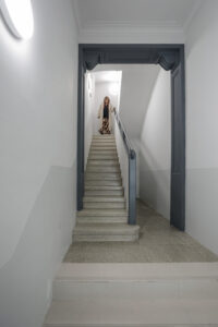 Escalera en un edificio con una mujer descendiendo