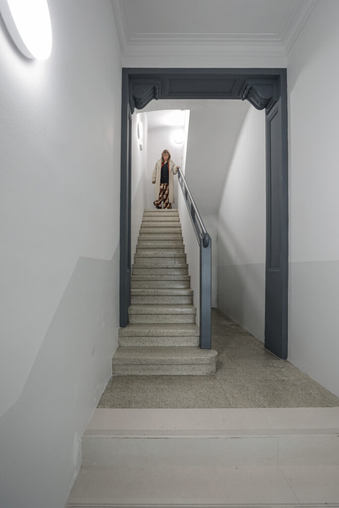 Escalera en un edificio con una mujer descendiendo