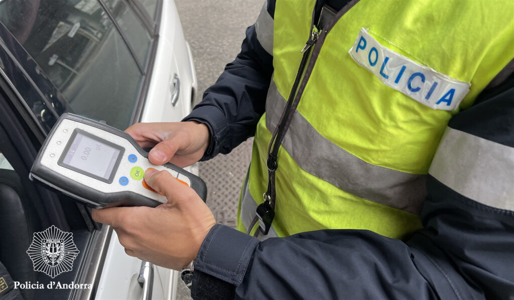 Policía realizando un control de alcoholemia durante la campaña navideña
