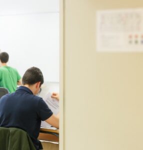 Estudiantes realizando exámenes en un aula de Andorra