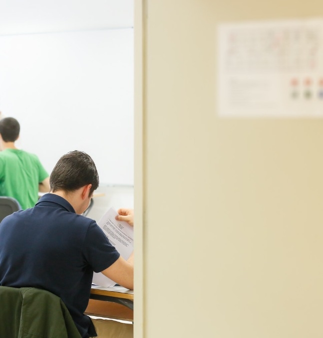 Estudiantes realizando exámenes en un aula de Andorra
