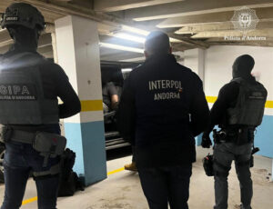 Policía de Andorra realizando una detención de fugitivos buscados por tráfico de drogas.