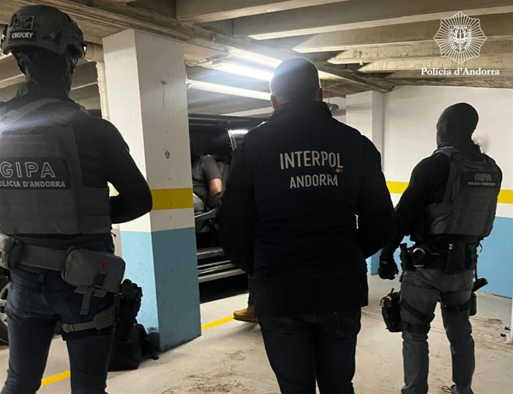Policía de Andorra realizando una detención de fugitivos buscados por tráfico de drogas.