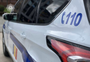 Vehículo de la Policía de Andorra en un aparcamiento