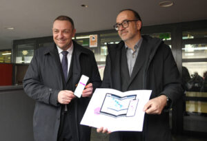 Dos hombres presentan una nueva plataforma de seguimiento del transporte escolar
