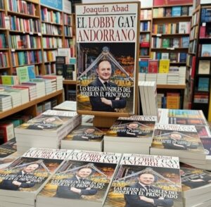 Libro El Lobby Gay Andorrano en una librería con varios ejemplares