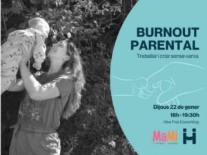 Madre sosteniendo a su bebé en un entorno natural