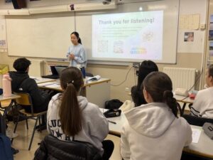 Estudiantes del MIT presentando en un aula en Andorra
