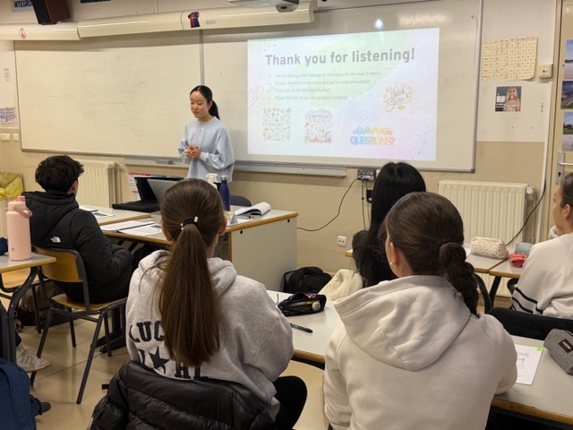 Estudiantes del MIT presentando en un aula en Andorra
