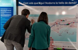Visitantes interactuando en la exposición sobre ciudades sostenibles