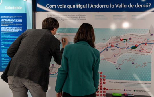 Visitantes interactuando en la exposición sobre ciudades sostenibles