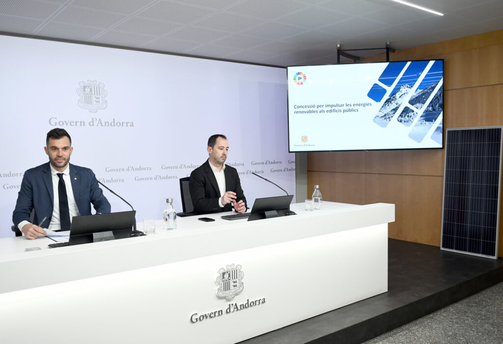 Rueda de prensa sobre instalación de placas solares en edificios públicos