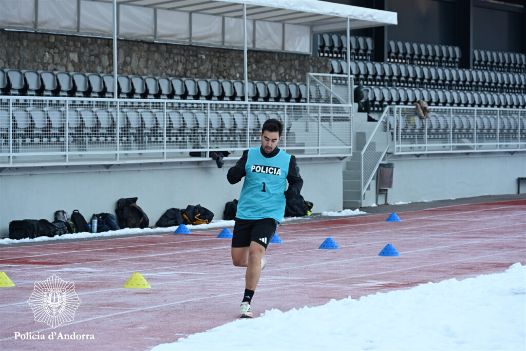 Aspirante a policía corriendo en una pista cubierta de nieve
