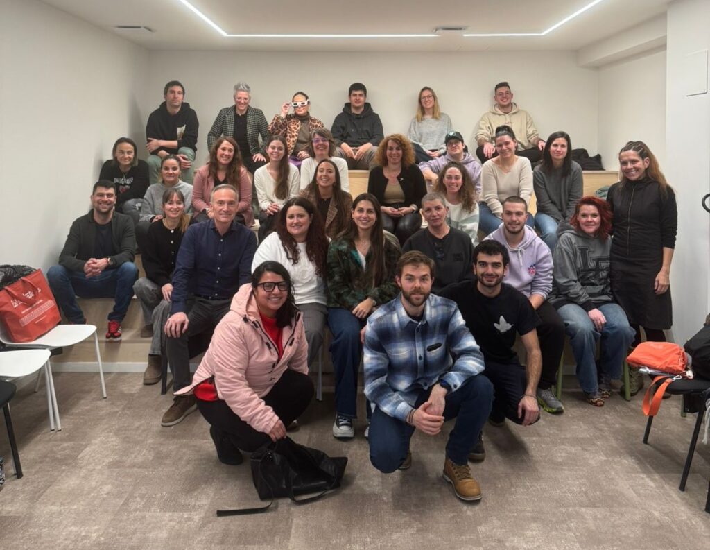 Grupo de profesionales en formación sobre alfabetización digital y pensamiento crítico