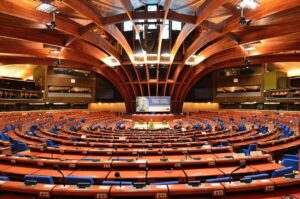 Sala de sesiones del Comité Europeo de Derechos Sociales en Estrasburgo