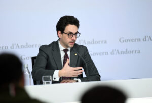 Un funcionario del Gobierno de Andorra discutiendo sobre el salario mínimo.