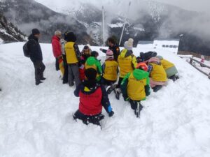 Estudiantes participan en un taller sobre nivología y avalanchas en la nieve.