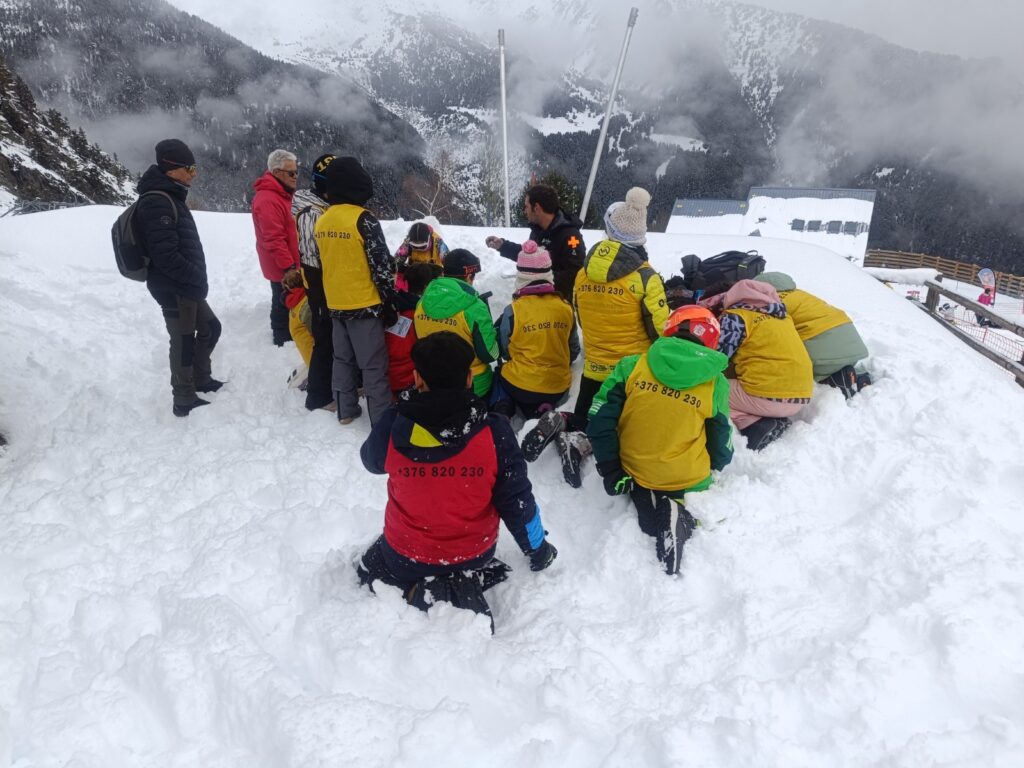 Estudiantes participan en un taller sobre nivología y avalanchas en la nieve.