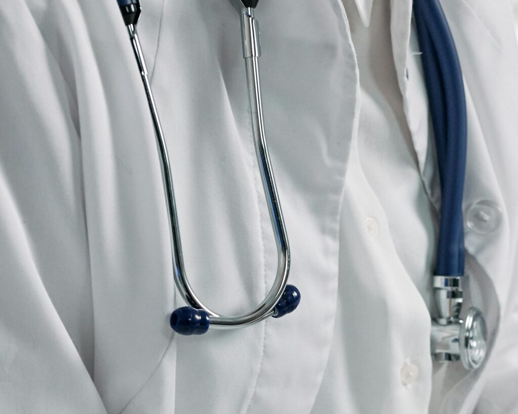 Médico con estetoscopio en una bata blanca
