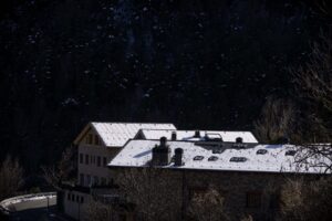 Vista de un edificio con nieve en el techo en Andorra