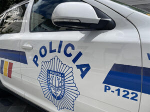 Vehículo policial de Andorra con el logo de la policía