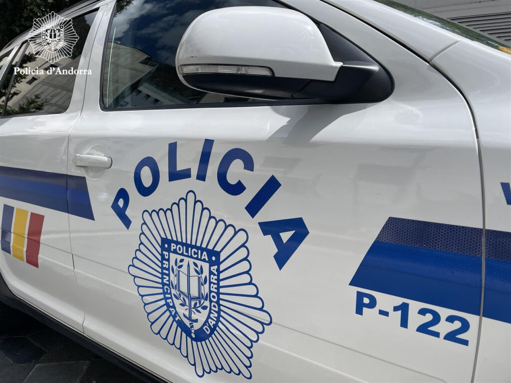Vehículo policial de Andorra con el logo de la policía