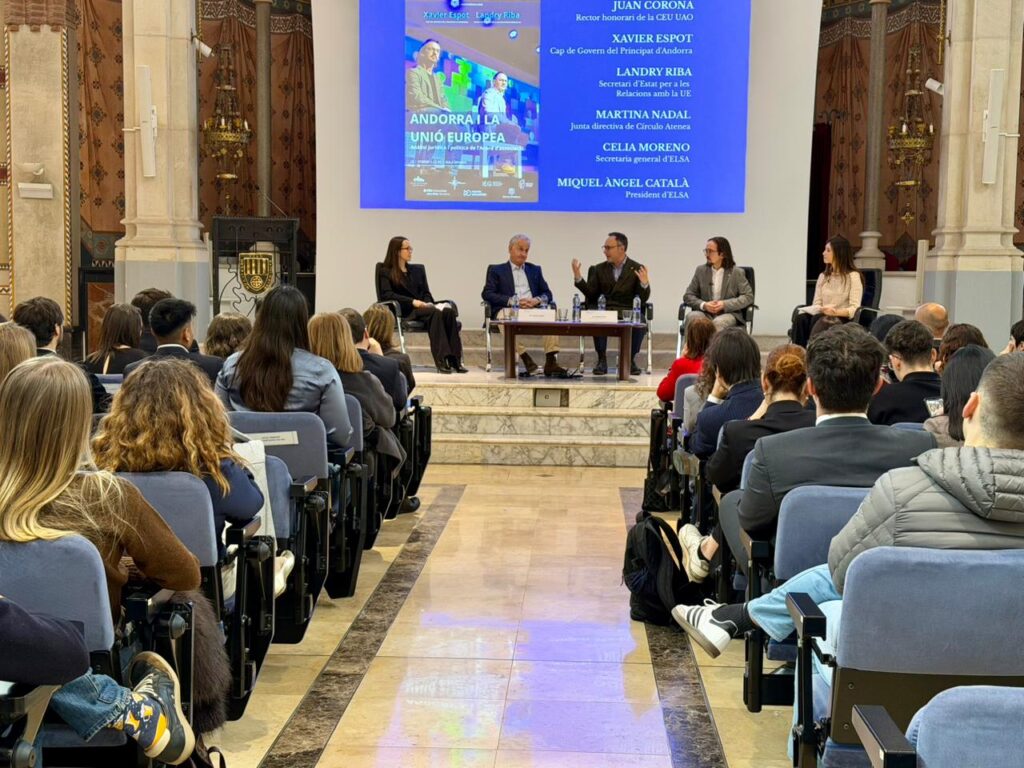 Xavier Espot discutiendo sobre el Acord d'associació en Barcelona