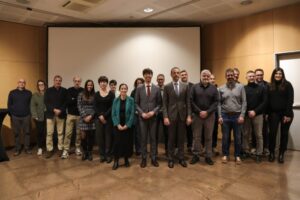 Grupo de personas en un evento relacionado con el nuevo edificio multifuncional en Andorra la Vella