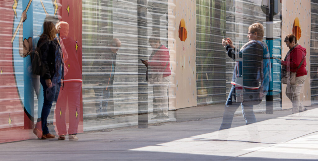 Joves andorrans interactuant amb murals en un programa de mobilitat.