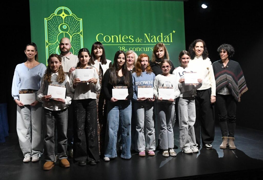 Entrega de premios a los ganadores del concurso de cuentos de Navidad en Andorra.