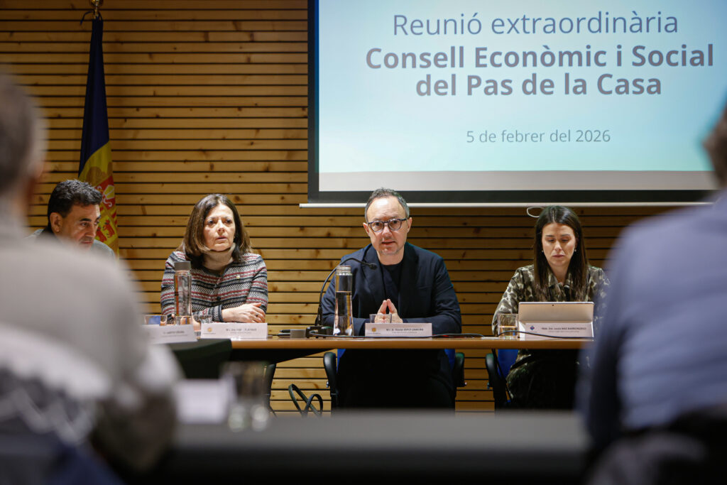 Reunión del Consell Econòmic i Social del Pas de la Casa con autoridades locales.