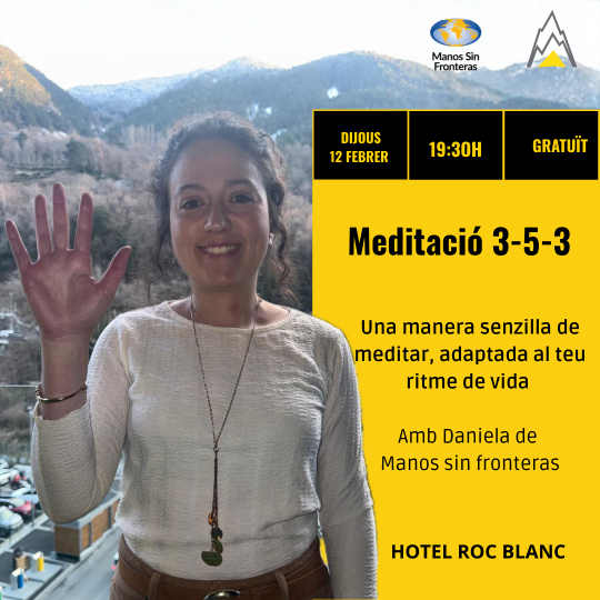 Mujer mostrando la mano en taller de meditación en el Hotel Roc Blanc