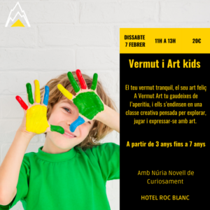Niño con manos pintadas de colores en taller creativo para niños