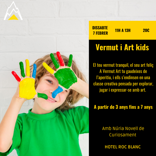 Niño con manos pintadas de colores en taller creativo para niños