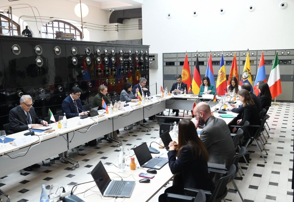 Reunión ministerial sobre seguridad ambiental en Andorra con representantes internacionales.