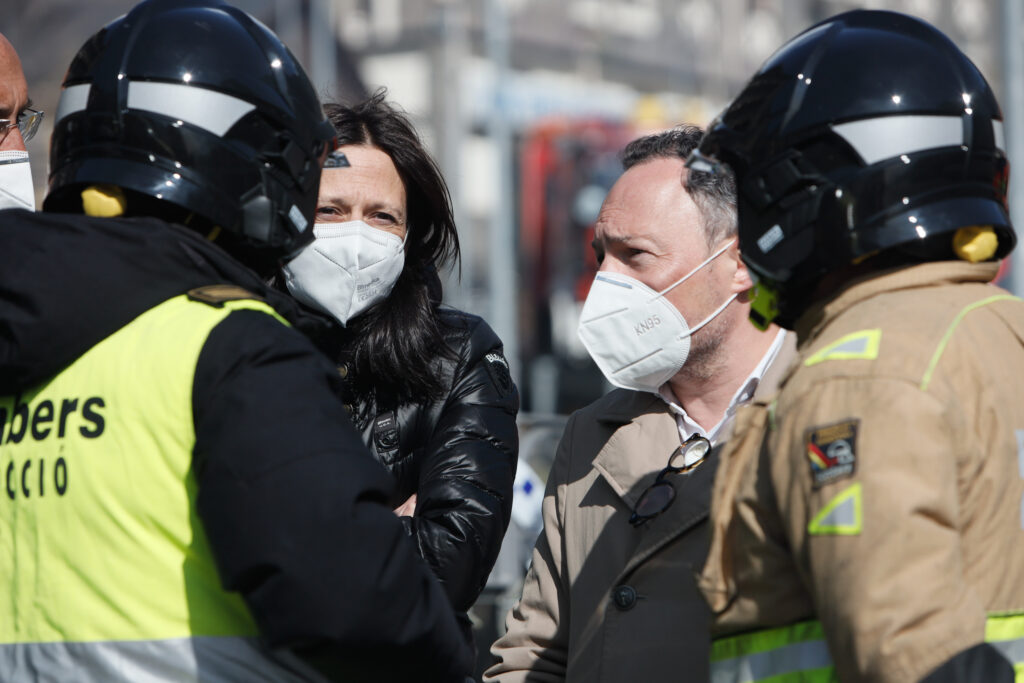 Bombers treballant en l'extinció d'un incendi a Arinsal