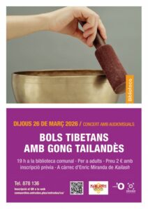 Mano tocando un bol tibetano en un concierto con gongs tailandeses