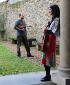 Ander Berrojalbiz y Maider López con instrumentos musicales en un jardín