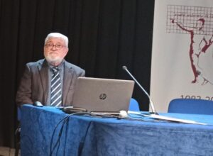 Dr. Josep Maria Fernàndez en conferencia sobre elementos químicos