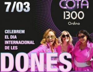 Tres mujeres celebrando el Día Internacional de las Mujeres en Cota 1300