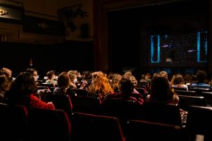 Espectadores en una sala de cine disfrutando de una película en catalán.