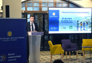 David Forné hablando sobre meteorología en un evento oficial