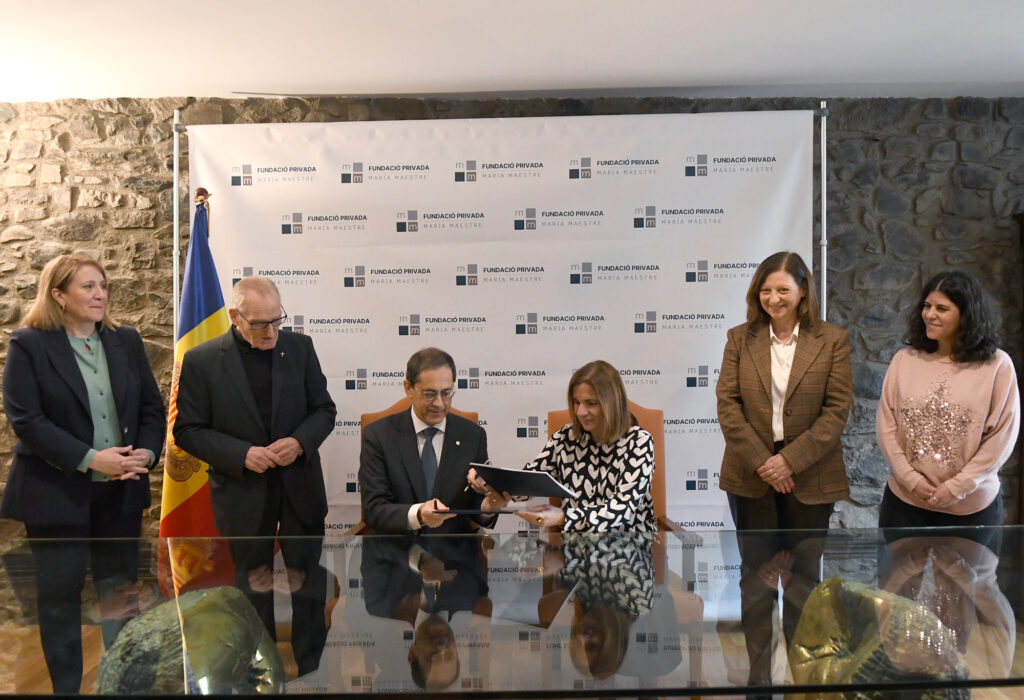 Firma de donación para el CREI de la Fundació Maria Maestre
