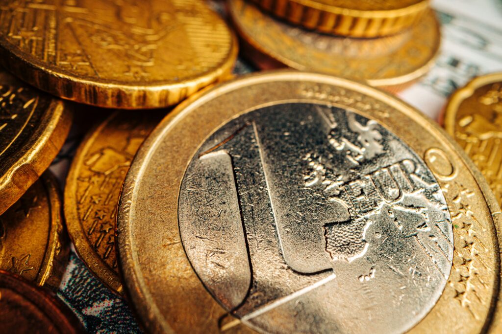 Primer plano de monedas de euro andorranas con detalles visibles