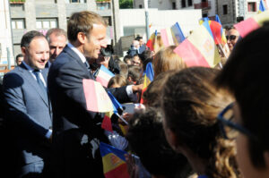 Emmanuel Macron interactuando con ciudadanos en Andorra
