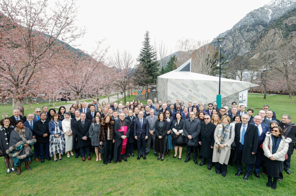 Xavier Espot rodeado de diplomáticos en el Día de la Constitución de Andorra