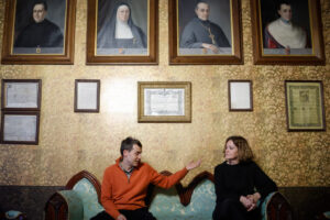 Dos personas conversando en el Museo Casa d'Areny-Plandolit durante la fiesta modernista.