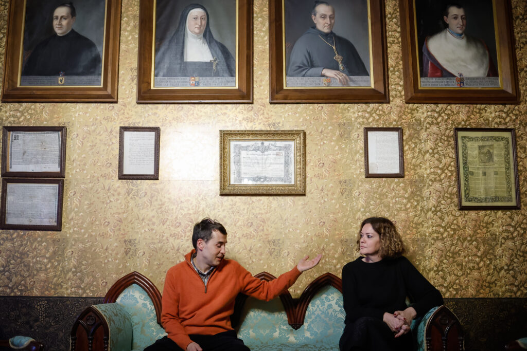 Dos personas conversando en el Museo Casa d'Areny-Plandolit durante la fiesta modernista.